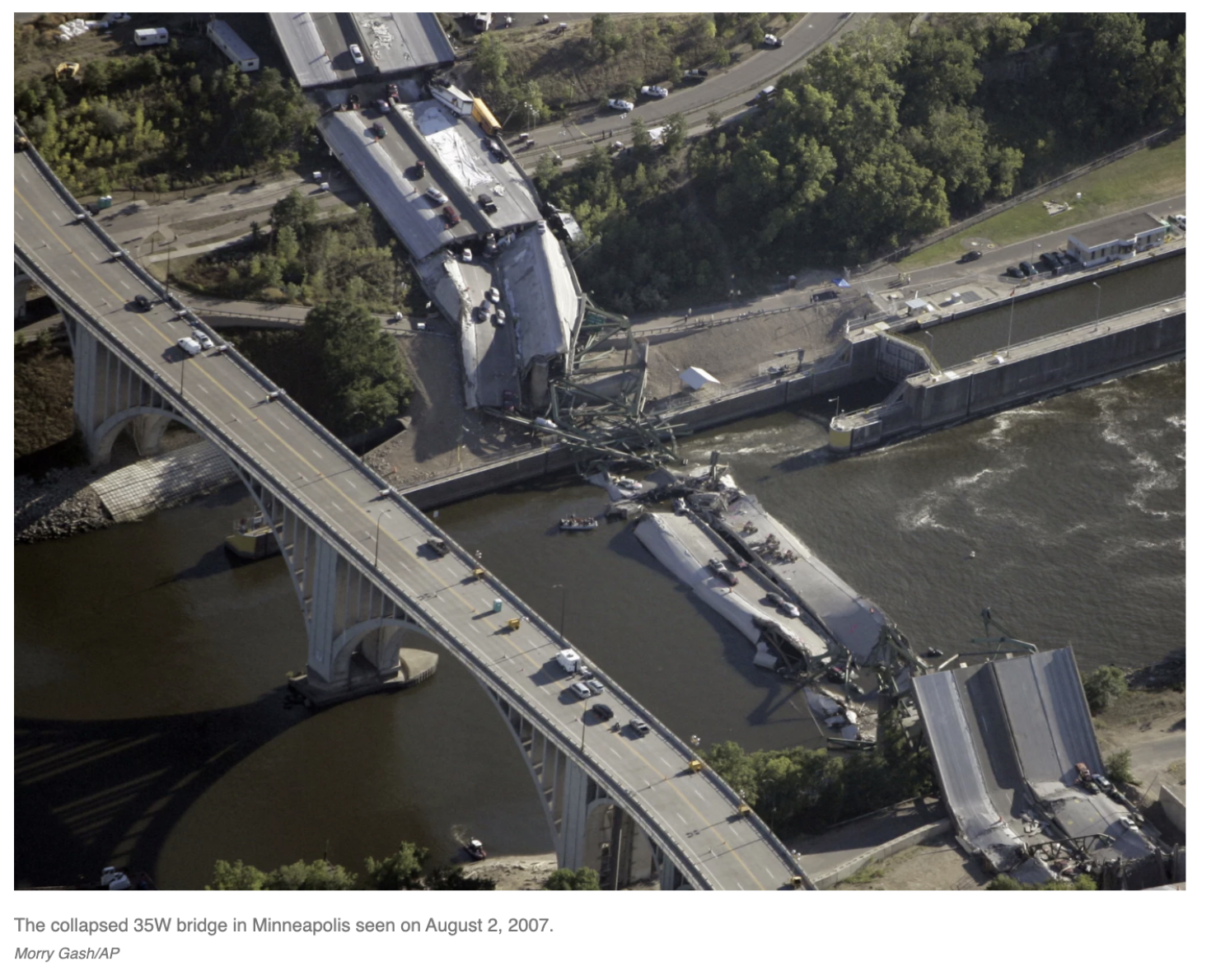 Eight-lane roadbridge collapsed into the Mississippi river.